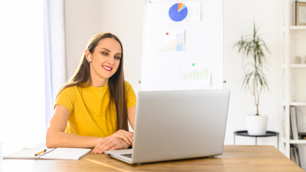 une enseignante qui enseigne des langues en ligne