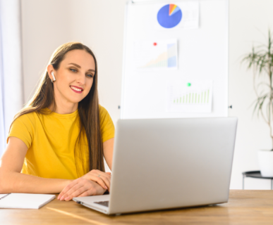 une enseignante qui enseigne des langues en ligne