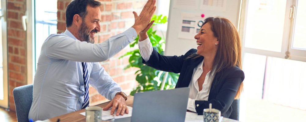 collègues se faisant un high-five